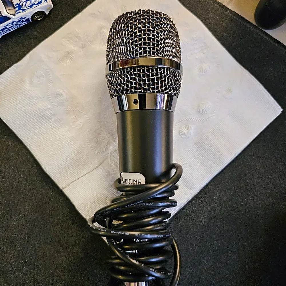 Desktop USB microphone for videoconferencing, podcast, or gaming